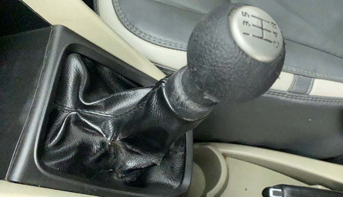 2015 Maruti Celerio ZXI, Petrol, Manual, 83,244 km, Gear lever - Boot cover slightly torn