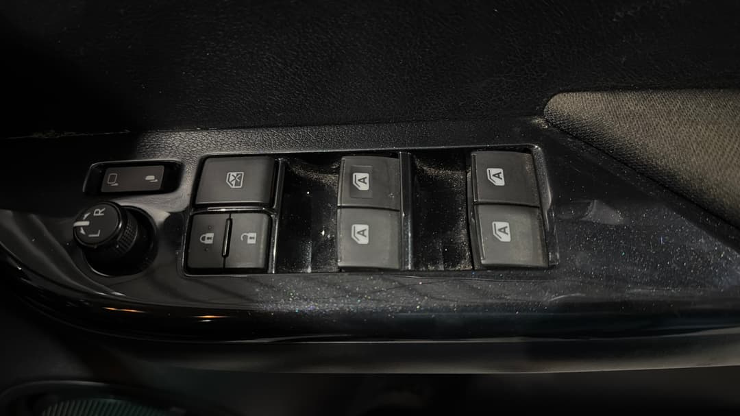 2023 Toyota Hilux Sr5 (4x4), Automatic, 89302 km, Drivers Side Door Panel Controls
