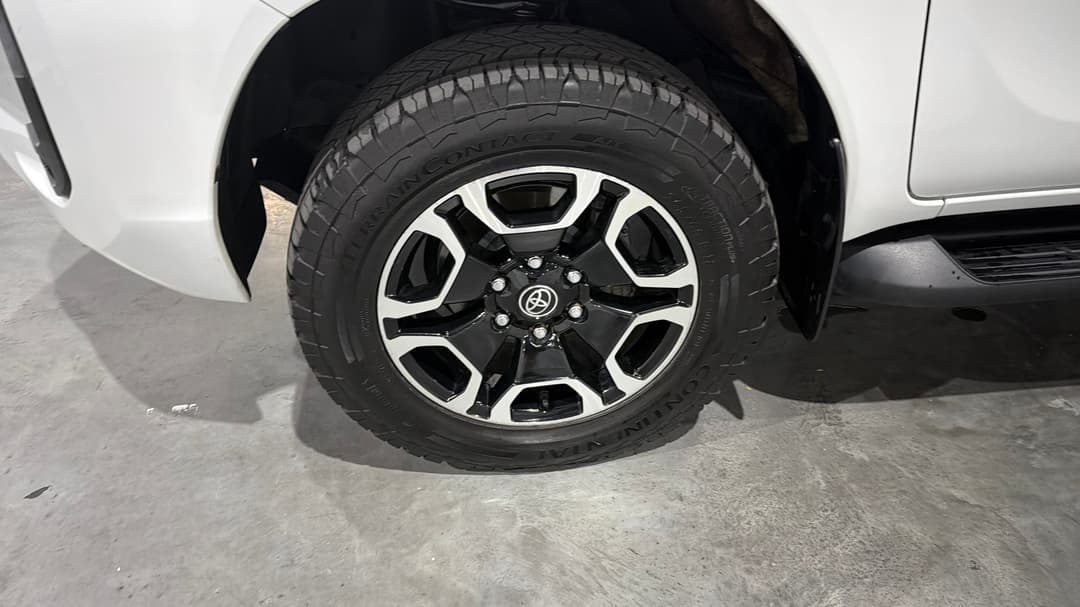 2023 Toyota Hilux Sr5 (4x4), Automatic, 89302 km, Left Front Wheel