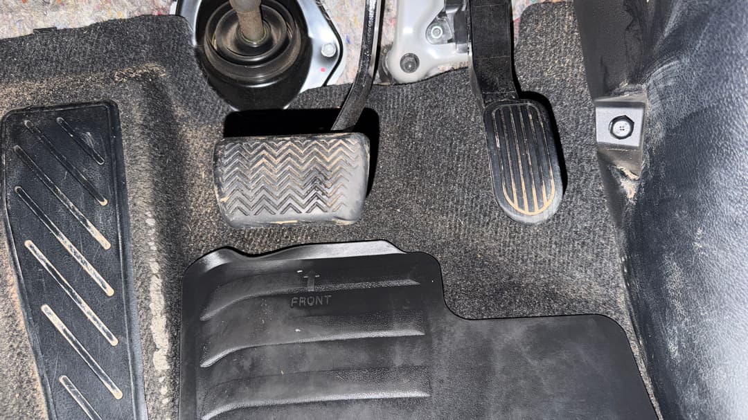 2023 Toyota Hilux Sr5 (4x4), Automatic, 89302 km, Pedals and Footmat