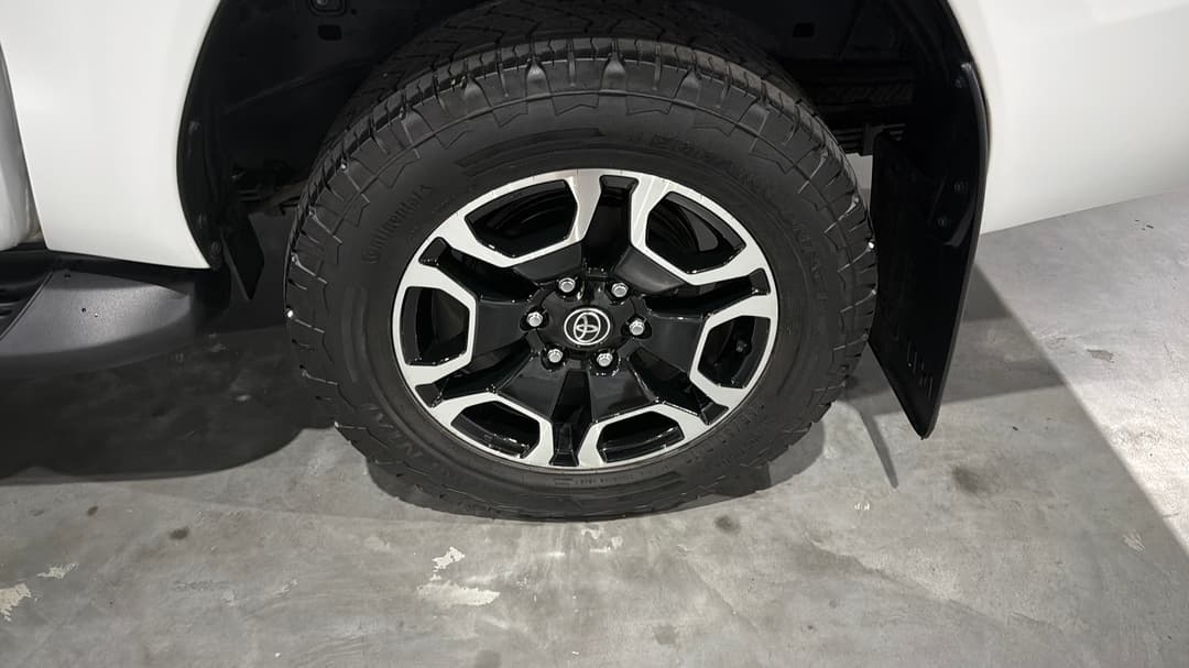 2023 Toyota Hilux Sr5 (4x4), Automatic, 89302 km, Left Rear Wheel