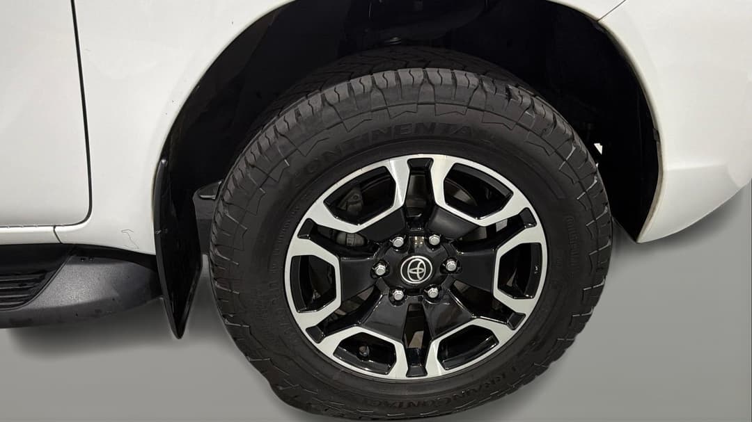 2023 Toyota Hilux Sr5 (4x4), Automatic, 89302 km, Right Front Wheel