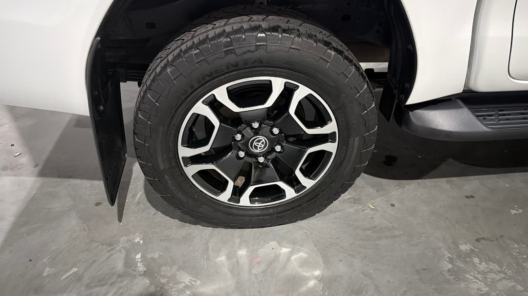 2023 Toyota Hilux Sr5 (4x4), Automatic, 89302 km, Right Rear Wheel
