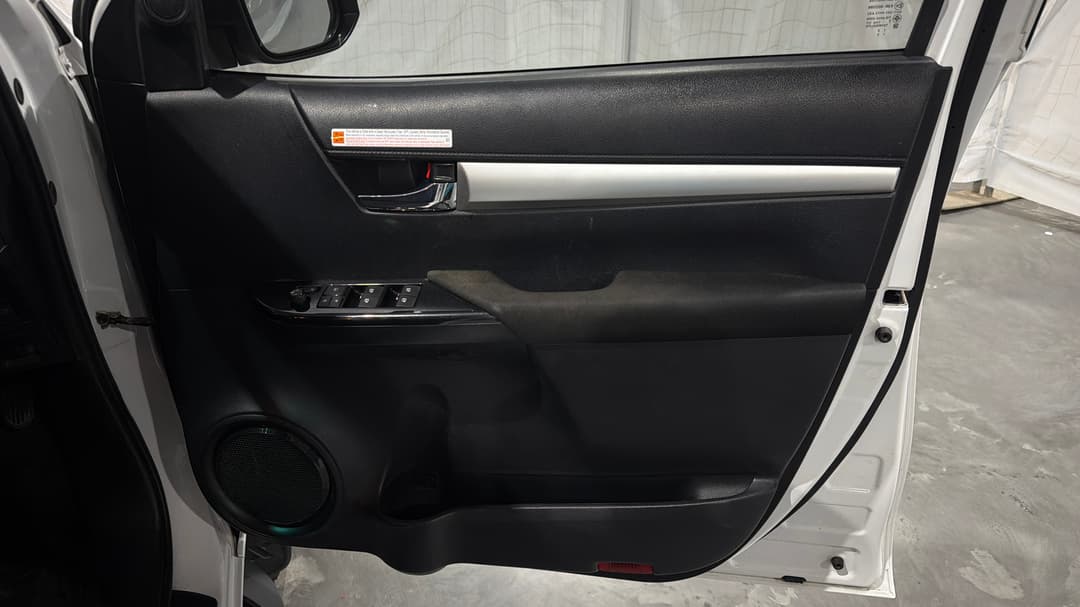 2023 Toyota Hilux Sr5 (4x4), Automatic, 89302 km, Speaker View