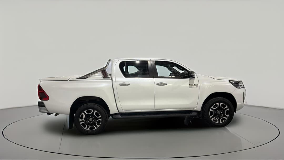2023 Toyota Hilux Sr5 (4x4), Automatic, 89302 km, Right Side View