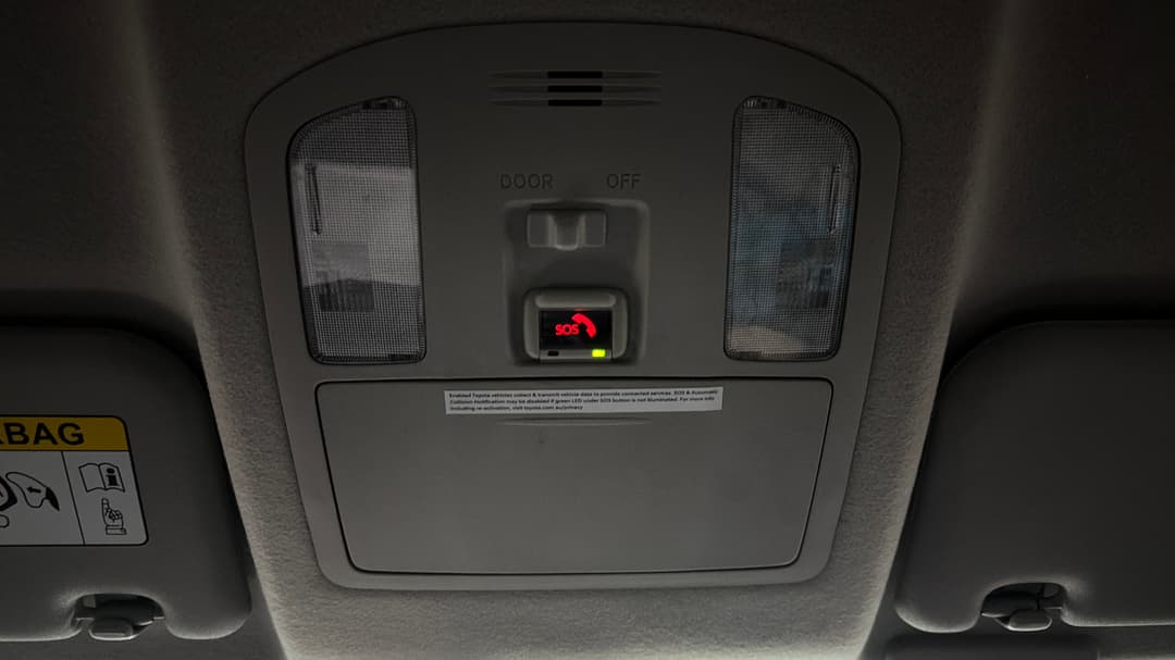 2023 Toyota Hilux Sr5 (4x4), Automatic, 89302 km, On-Roof Controls/Sunglass holder