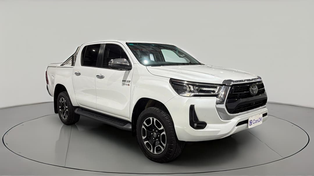 2023 Toyota Hilux Sr5 (4x4), Automatic, 89302 km, Right Front Diagonal (45- Degree) View