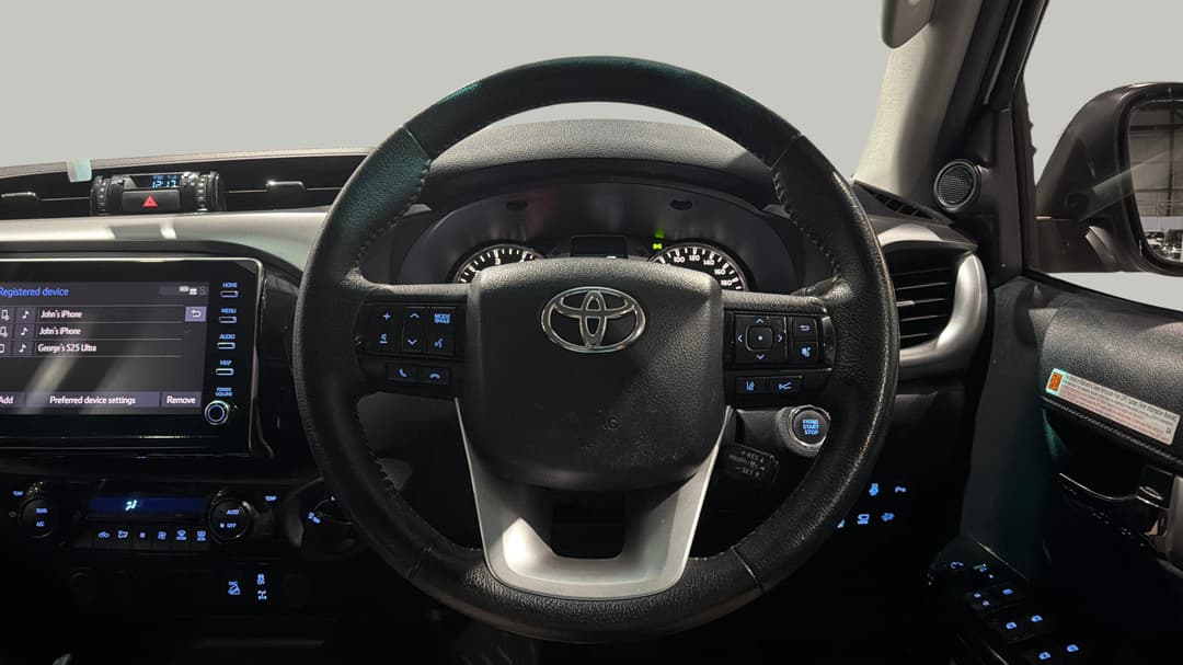 2023 Toyota Hilux Sr5 (4x4), Automatic, 89302 km, Steering Wheel Close-up