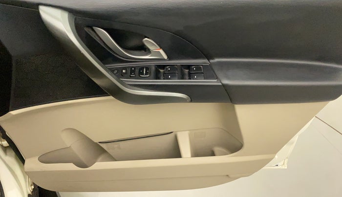 2018 Mahindra XUV500 W6, Diesel, Manual, 66,572 km, Driver Side Door Panels Control
