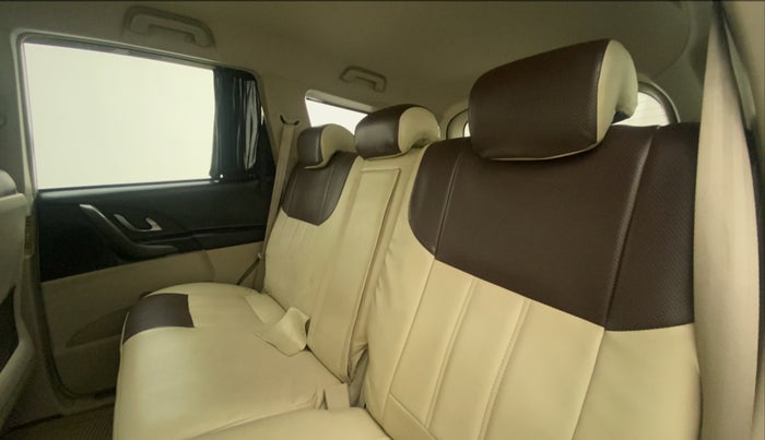 2018 Mahindra XUV500 W6, Diesel, Manual, 66,572 km, Right Side Rear Door Cabin