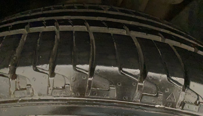 2018 Mahindra XUV500 W6, Diesel, Manual, 66,572 km, Right Rear Tyre Tread