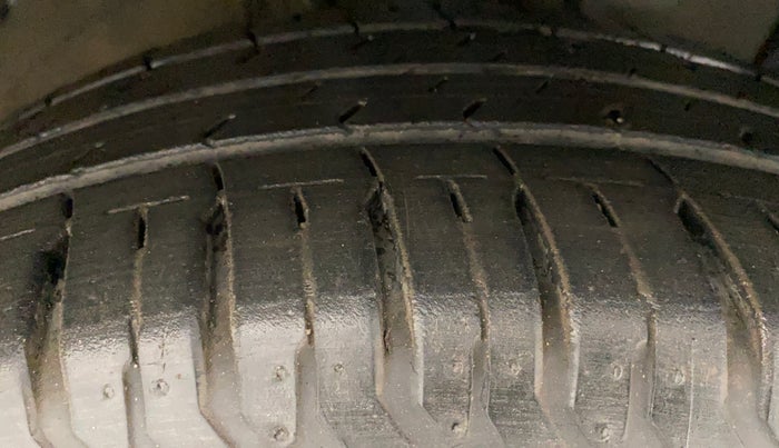 2016 Hyundai Elite i20 MAGNA 1.2, Petrol, Manual, 35,325 km, Right Front Tyre Tread