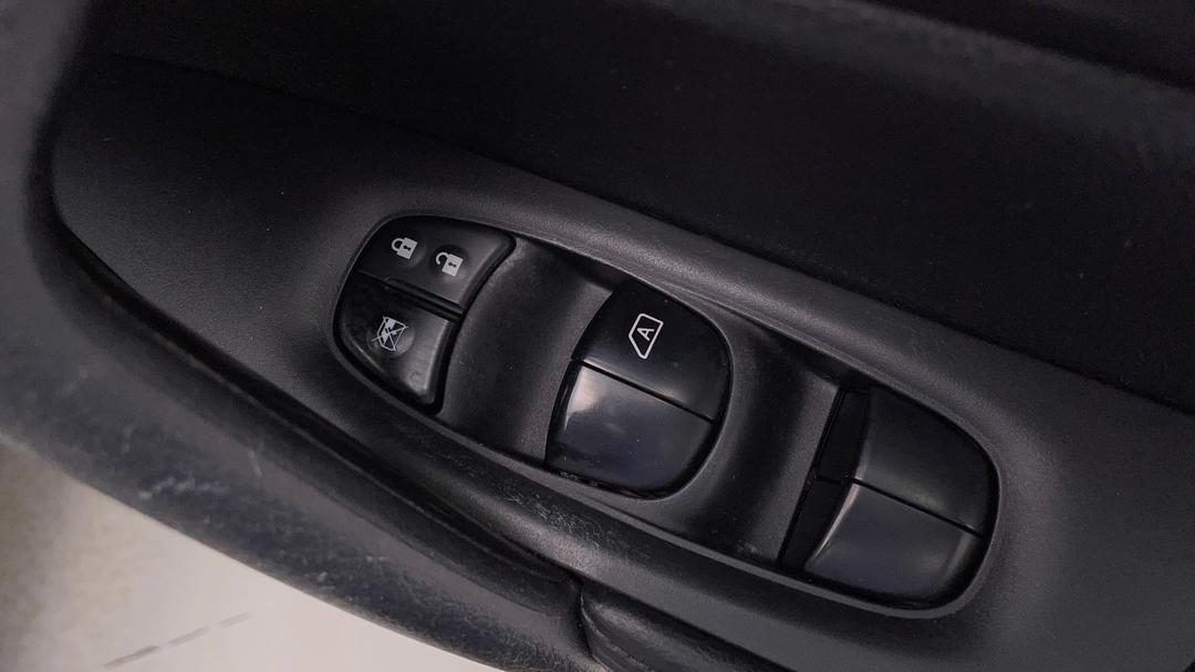 2016 Nissan X-trail St-l (4x4), Automatic, 135244 km, Drivers Side Door Panel Controls
