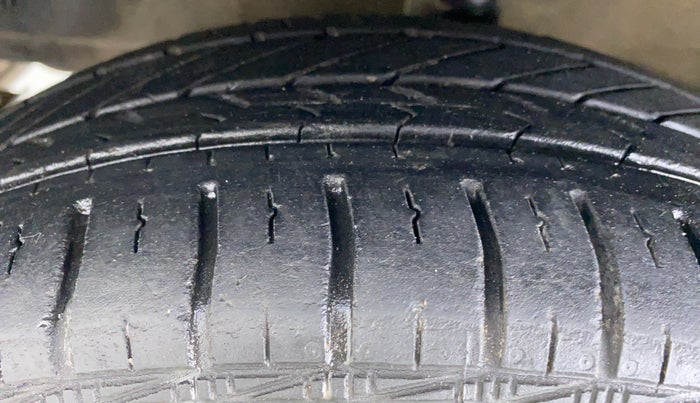 2016 Hyundai Eon SPORTZ, Petrol, Manual, 45,894 km, Left Front Tyre Tread