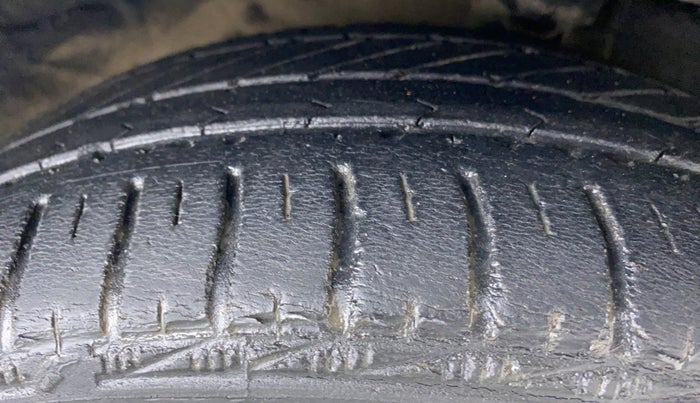 2016 Hyundai Eon SPORTZ, Petrol, Manual, 45,894 km, Right Front Tyre Tread