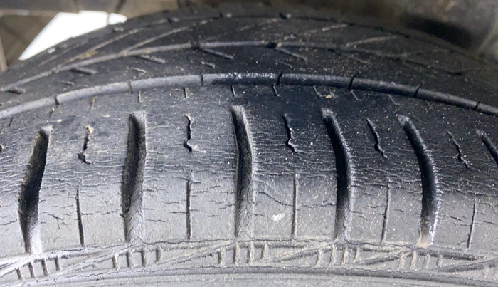 2016 Hyundai Eon SPORTZ, Petrol, Manual, 45,894 km, Right Rear Tyre Tread