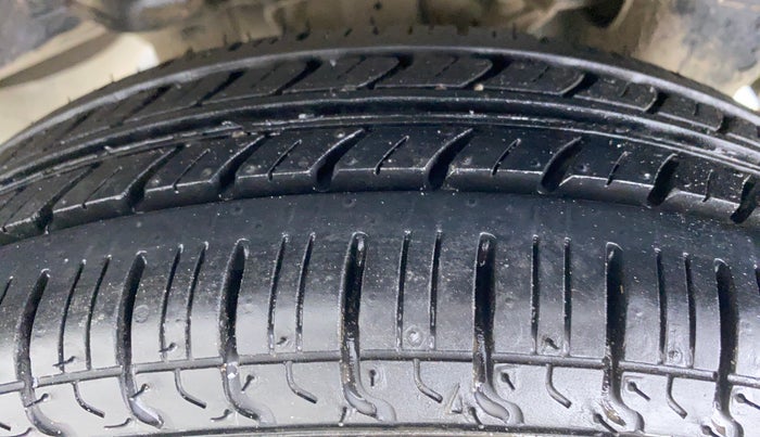 2016 Hyundai Eon SPORTZ, Petrol, Manual, 45,894 km, Left Rear Tyre Tread