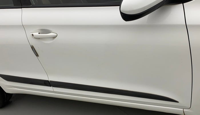 2016 Hyundai Elite i20 MAGNA 1.2, CNG, Manual, 1,21,279 km, Driver-side door - Slightly rusted