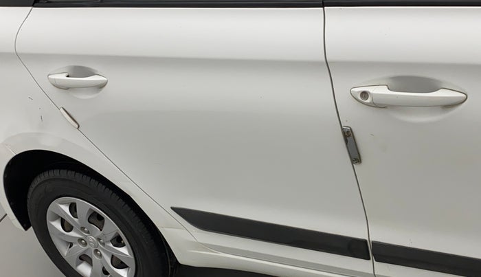 2016 Hyundai Elite i20 MAGNA 1.2, CNG, Manual, 1,21,279 km, Right rear door - Paint has faded