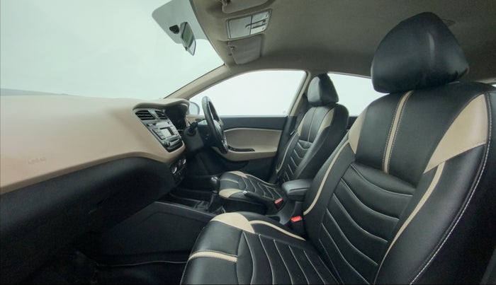 2016 Hyundai Elite i20 MAGNA 1.2, CNG, Manual, 1,21,279 km, Right Side Front Door Cabin