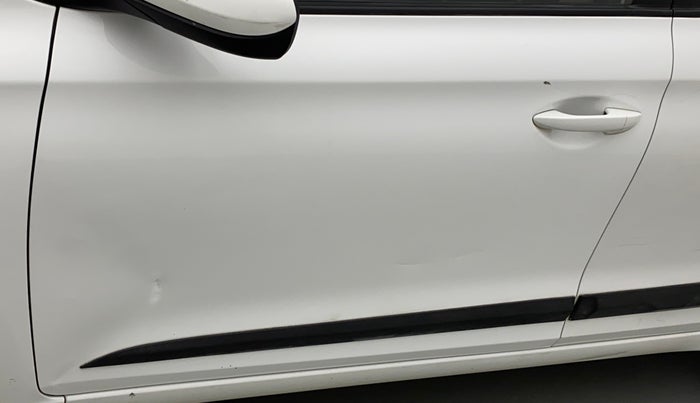 2016 Hyundai Elite i20 MAGNA 1.2, CNG, Manual, 1,21,279 km, Front passenger door - Minor scratches