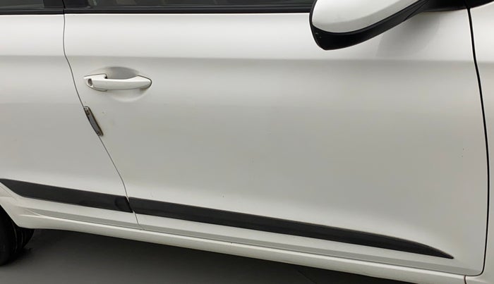 2016 Hyundai Elite i20 MAGNA 1.2, CNG, Manual, 1,21,279 km, Driver-side door - Minor scratches