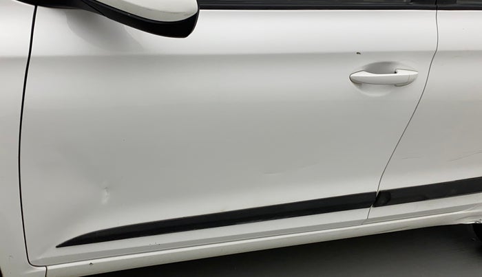 2016 Hyundai Elite i20 MAGNA 1.2, CNG, Manual, 1,21,279 km, Front passenger door - Slightly dented