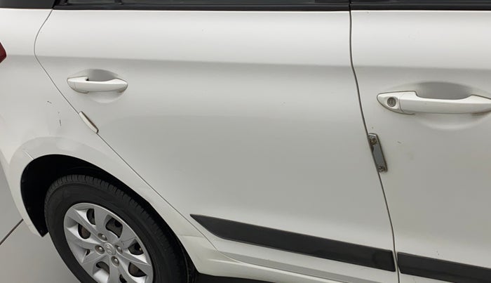 2016 Hyundai Elite i20 MAGNA 1.2, CNG, Manual, 1,21,279 km, Right rear door - Slightly dented