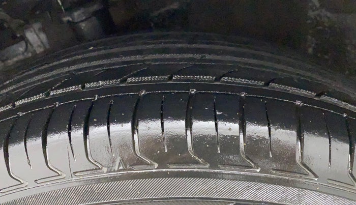2016 Hyundai Elite i20 MAGNA 1.2, CNG, Manual, 1,21,279 km, Left Front Tyre Tread