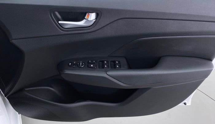 2022 Hyundai Verna SX (O)1.0 TURBO DCT, Petrol, Automatic, 11,885 km, Driver Side Door Panels Control