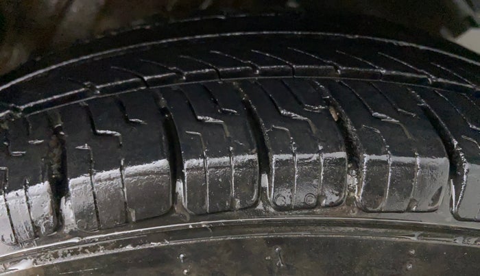 2015 Maruti Swift VXI D, Petrol, Manual, 45,212 km, Left Rear Tyre Tread