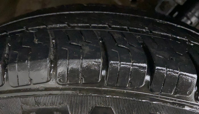 2015 Maruti Swift VXI D, Petrol, Manual, 45,212 km, Right Rear Tyre Tread