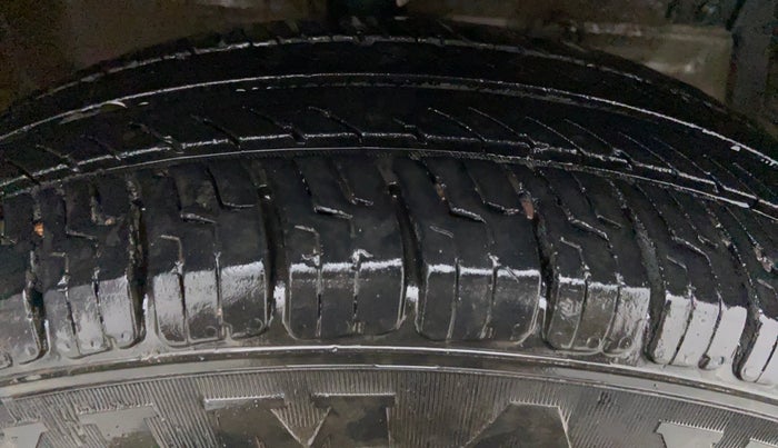 2015 Maruti Swift VXI D, Petrol, Manual, 45,212 km, Right Front Tyre Tread
