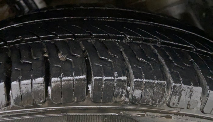 2015 Maruti Swift VXI D, Petrol, Manual, 45,212 km, Left Front Tyre Tread