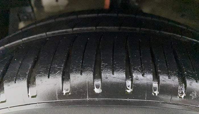 2014 Maruti Ciaz VXI, Petrol, Manual, 1,00,339 km, Left Front Tyre Tread