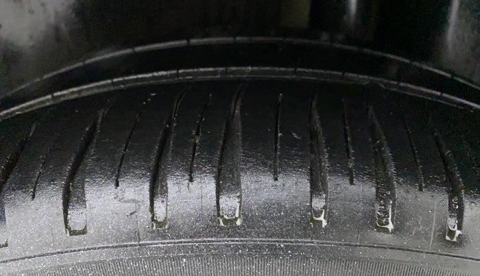 2014 Maruti Ciaz VXI, Petrol, Manual, 1,00,339 km, Left Rear Tyre Tread