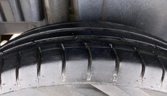 2015 Maruti Swift VXI, Petrol, Manual, 57,620 km, Right Rear Tyre Tread