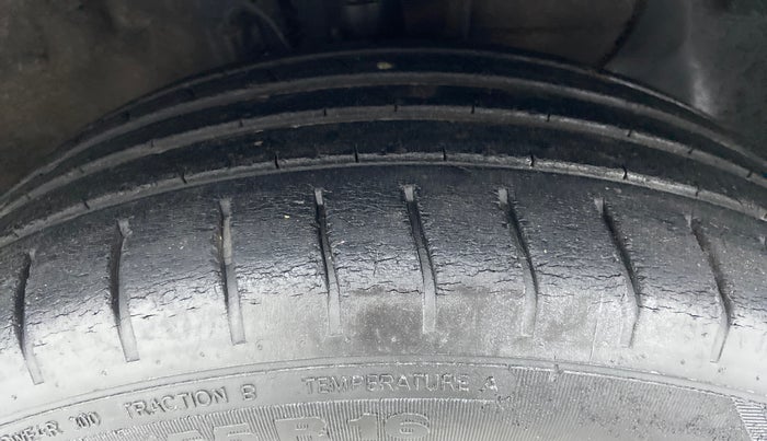 2015 Hyundai Elite i20 ASTA 1.2, Petrol, Manual, 34,963 km, Right Front Tyre Tread