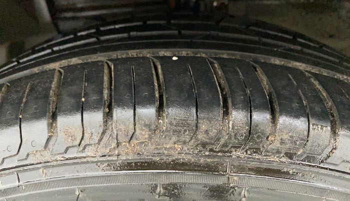2018 Maruti Ciaz ALPHA 1.4 VVT AMT, Petrol, Automatic, 60,301 km, Left Front Tyre Tread