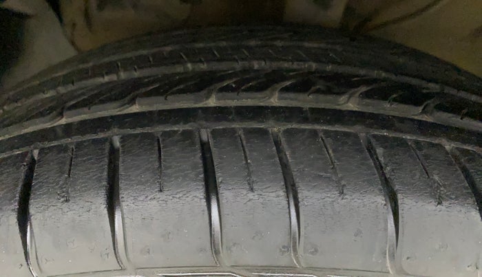 2015 Hyundai Creta SX PLUS 1.6 PETROL, Petrol, Manual, 34,899 km, Left Front Tyre Tread