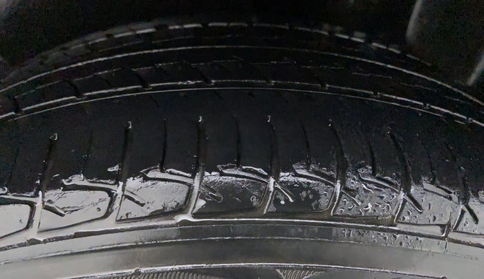 2016 Volkswagen Ameo HIGHLINE 1.2, Petrol, Manual, 45,793 km, Left Front Tyre Tread