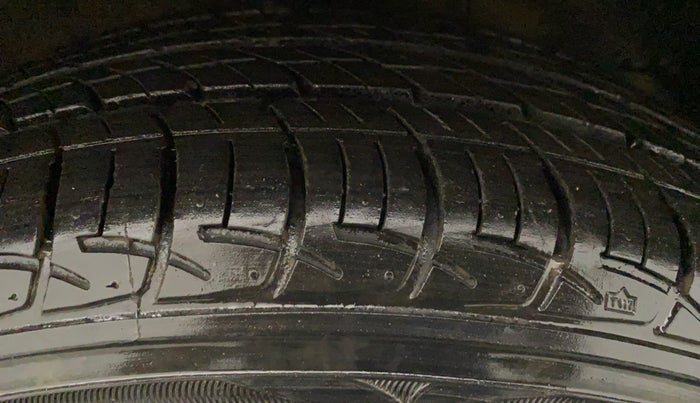 2015 Toyota Etios V, Petrol, Manual, 63,018 km, Right Front Tyre Tread