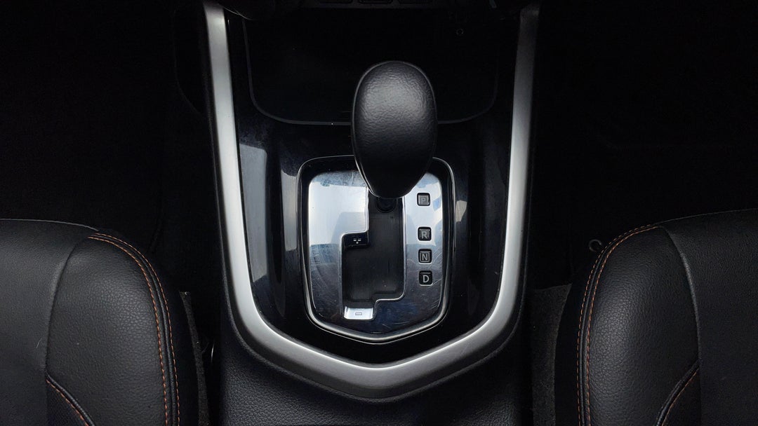 2019 Nissan Navara N-trek Special Edition (4x4), Automatic, 89843 km, Gear Lever 
