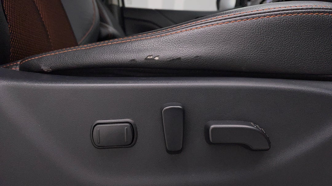 2019 Nissan Navara N-trek Special Edition (4x4), Automatic, 89843 km, Drivers Side Adjustment Panel