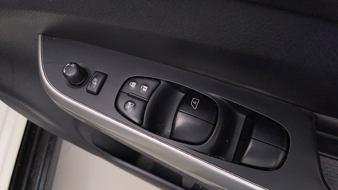 2019 Nissan Navara N-trek Special Edition (4x4), Automatic, 89843 km, Drivers Side Door Panel Controls