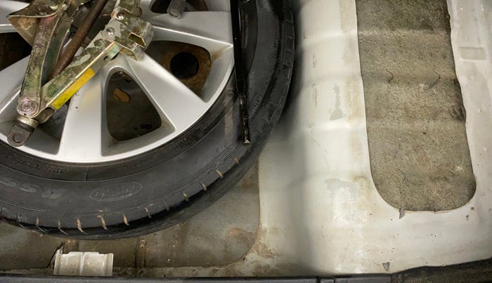 2011 Hyundai Verna FLUIDIC 1.6 VTVT SX, Petrol, Manual, 76,979 km, Boot floor - Slight discoloration