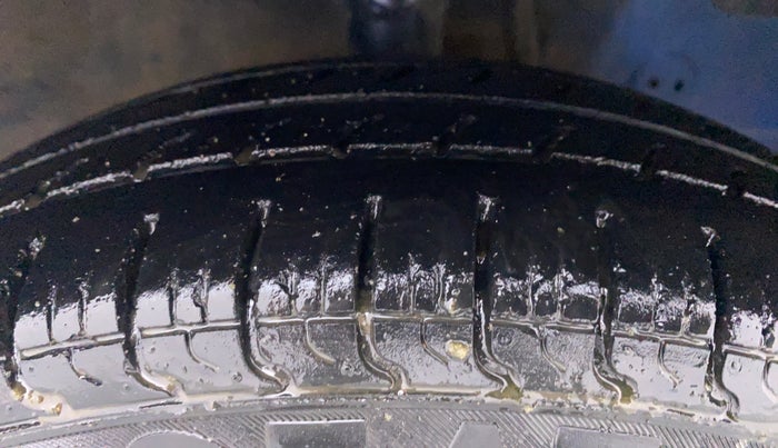 2013 Hyundai Eon ERA PLUS, Petrol, Manual, 76,025 km, Right Front Tyre Tread