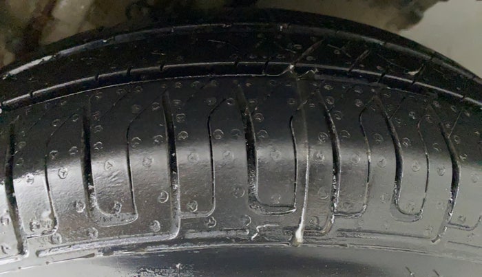 2013 Maruti Swift VXI, Petrol, Manual, 50,870 km, Left Rear Tyre Tread