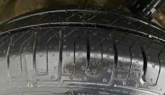 2013 Maruti Swift VXI, Petrol, Manual, 50,870 km, Right Rear Tyre Tread