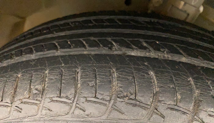 2015 Maruti Swift Dzire ZXI, Petrol, Manual, 25,170 km, Right Front Tyre Tread